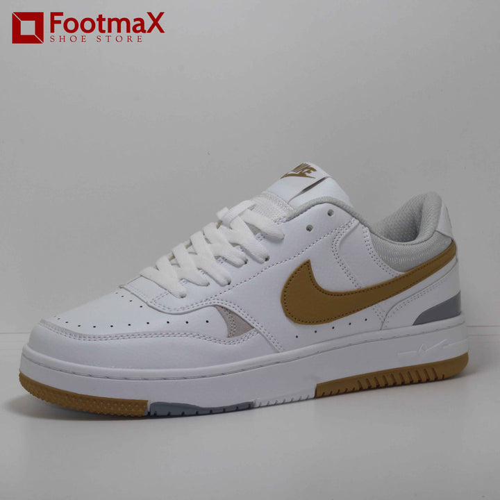 Nike brand comes these stylish and comfortable men's white sneakers. - footmax (Store description)