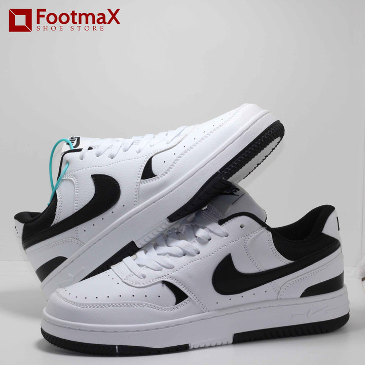 Nike brand comes these stylish and comfortable men's white sneakers. - footmax (Store description)