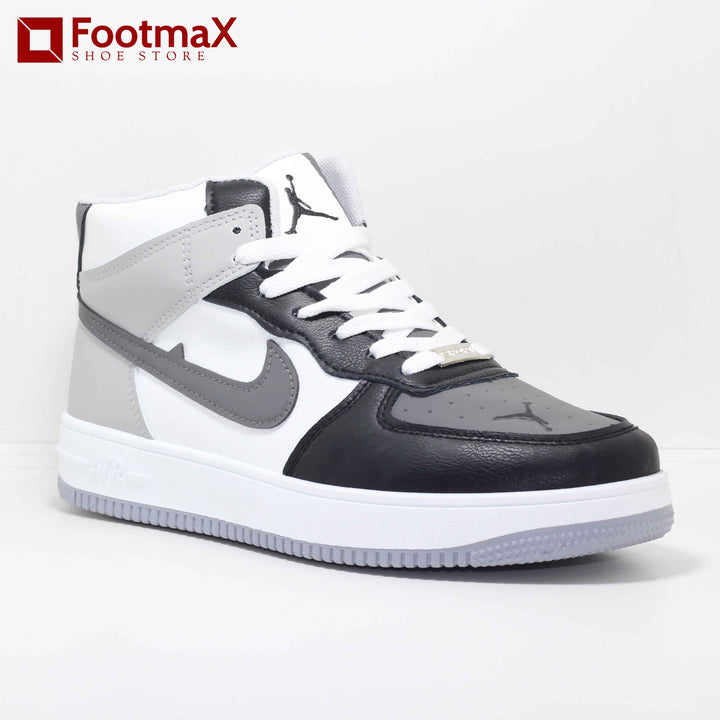 Nike sneaker offers an elevated ankle for added support and stability. - footmax (Store description)